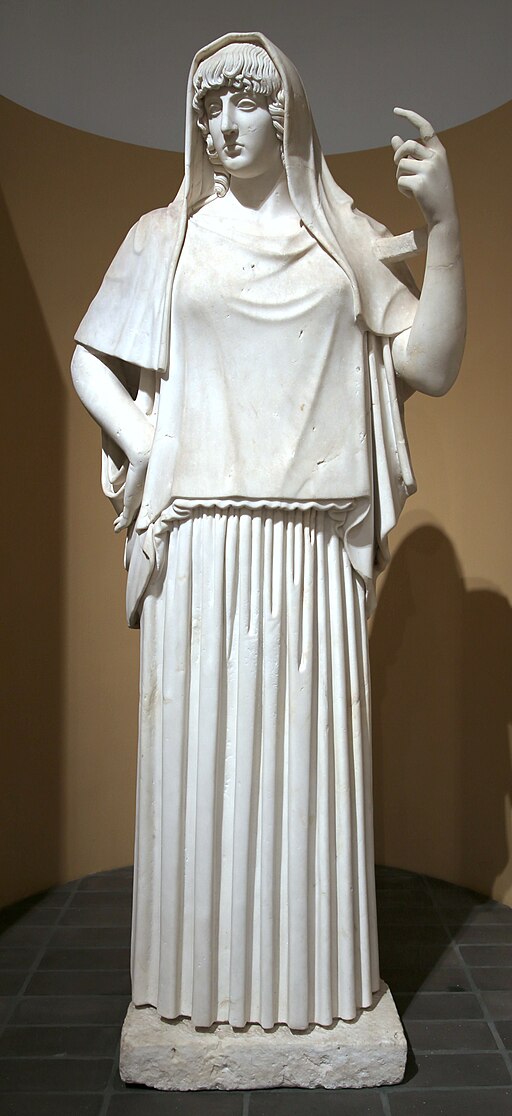 Hestia Giustiniani, Roman copy, second century CE, Rome, Museo Torlonia, CC BY 3.0 Sailko